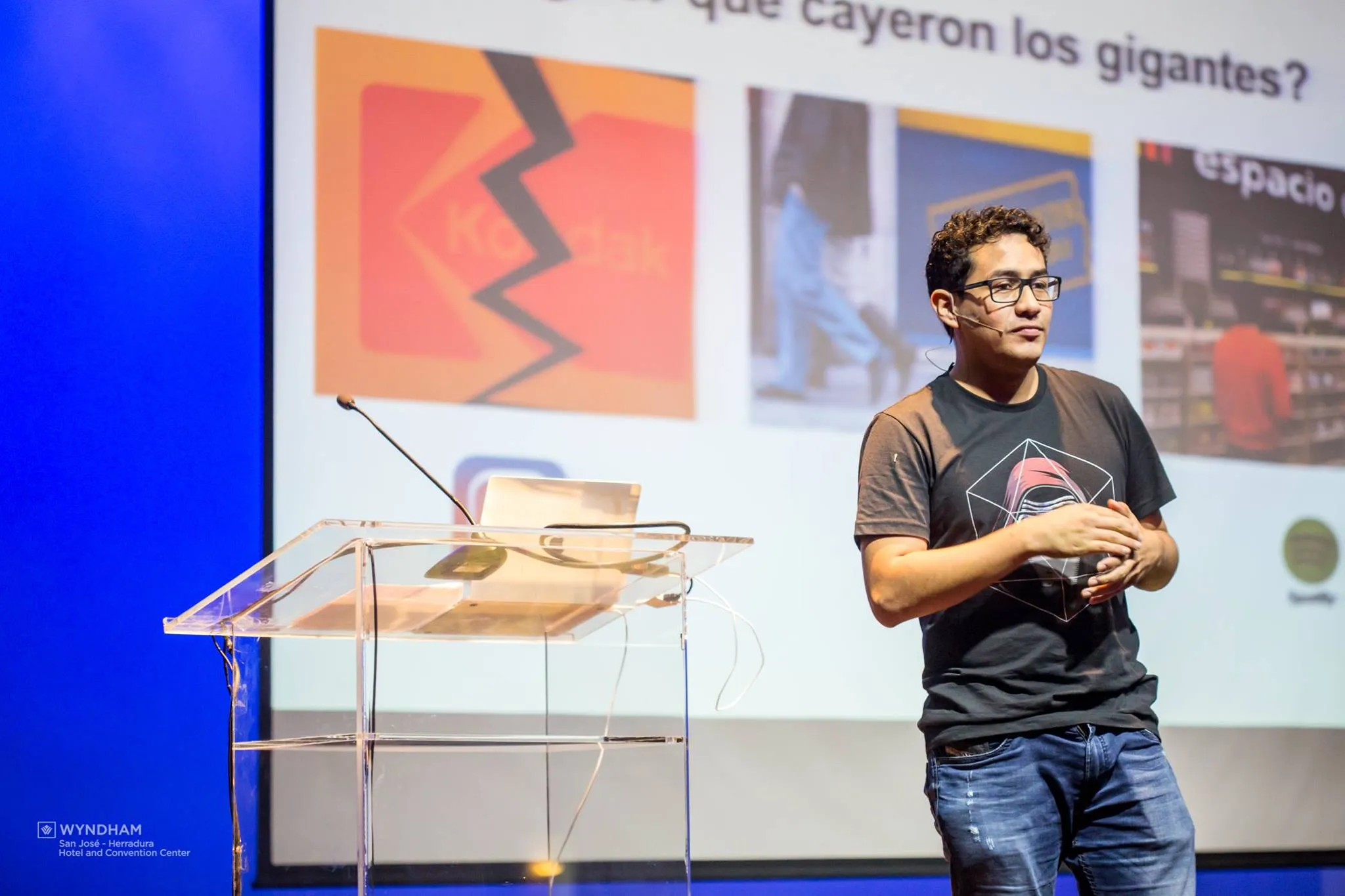 Josué Moya de la Cruz en la conferencia ¿Por qué cayeron los gigantes?, frente a la caída de Kodak